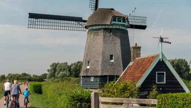 De Twiskemolen in Het Twiske is located between Landsmeer and Oostzaan.