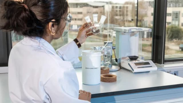 Women in a laboratory at Amsterdam Science Park