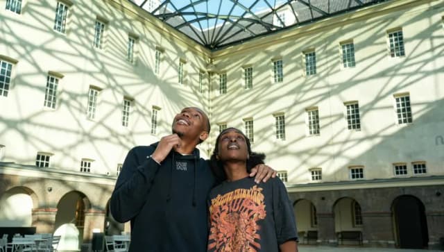 A couple visits Het Scheepvaartmuseum.