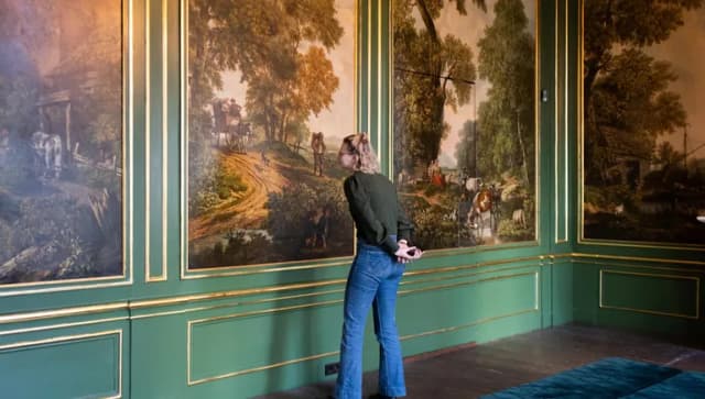 Grachtenmuseum inside, person watching painting