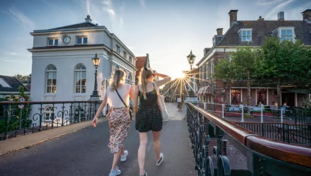 Women walking at the Muiden center