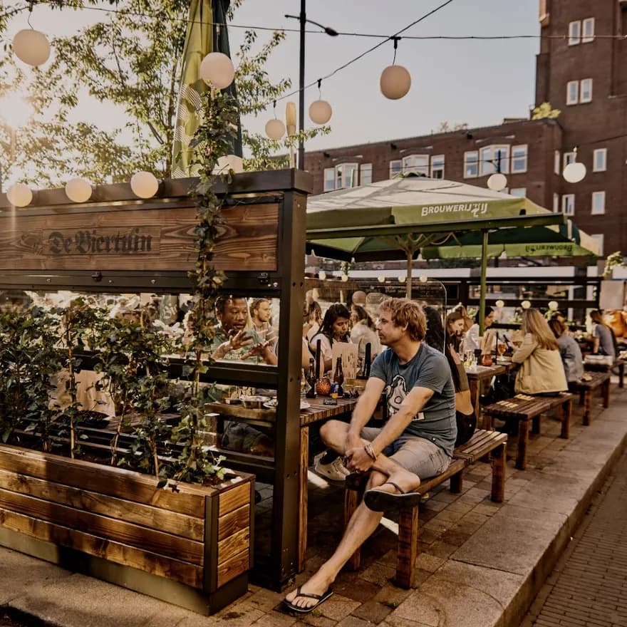 De Biertuin people sitting on the terrace