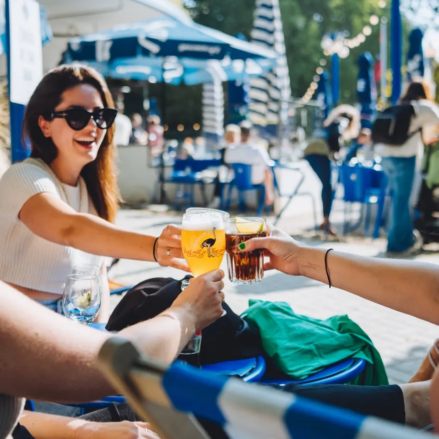 'T Blauwe Theehuis women having a beer on the terrace