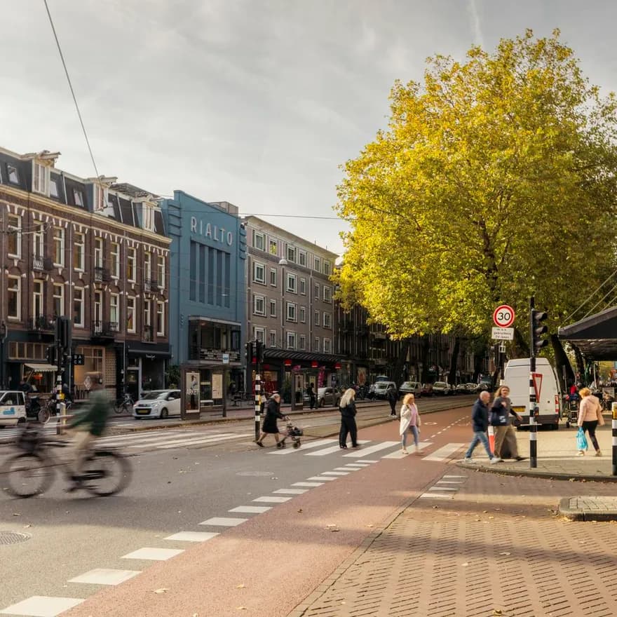 A sunny Ceintuurbaan with Rialto Cinema during early autumn.