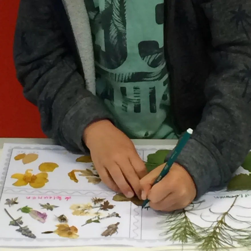 Tuin van Jan kid drawing during workshop