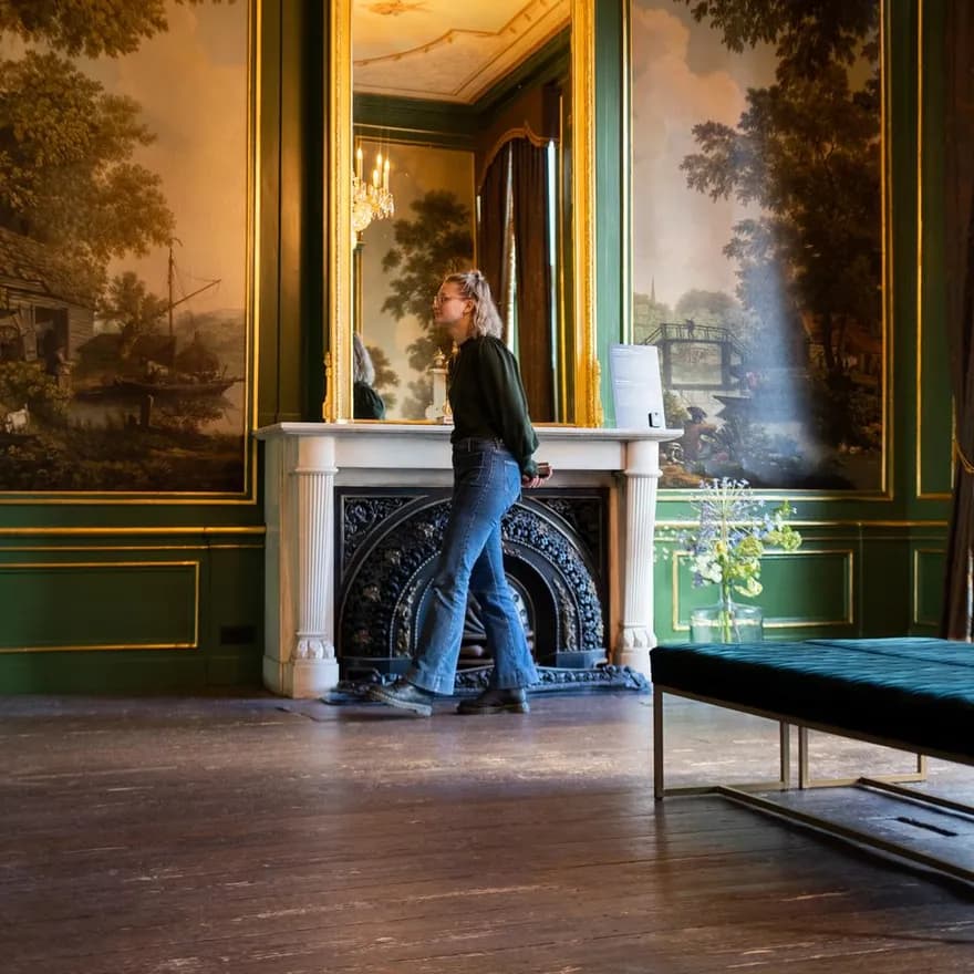 Grachtenmuseum inside, Arie Schippers exhibition, people watching paintings