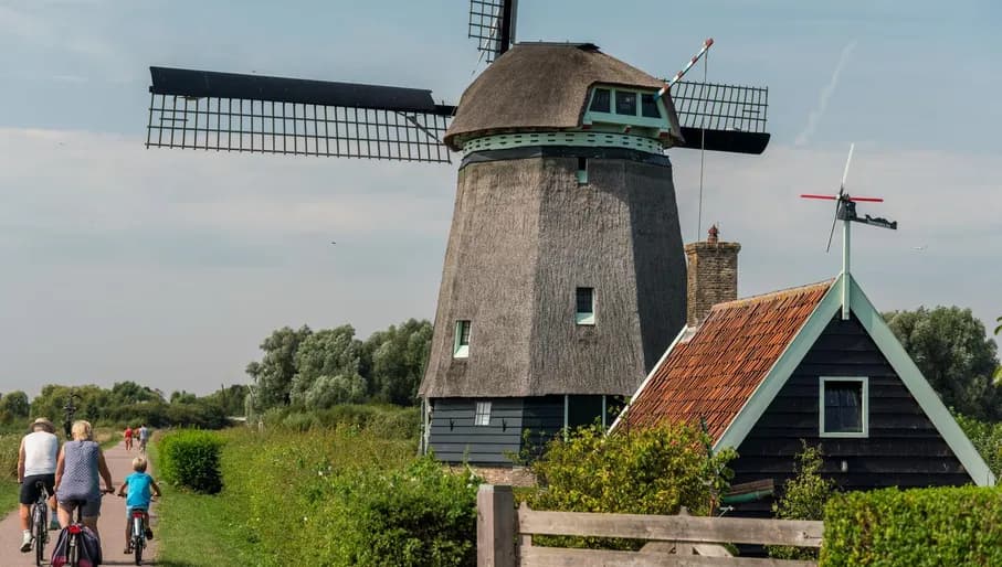 De Twiskemolen in Het Twiske is located between Landsmeer and Oostzaan.