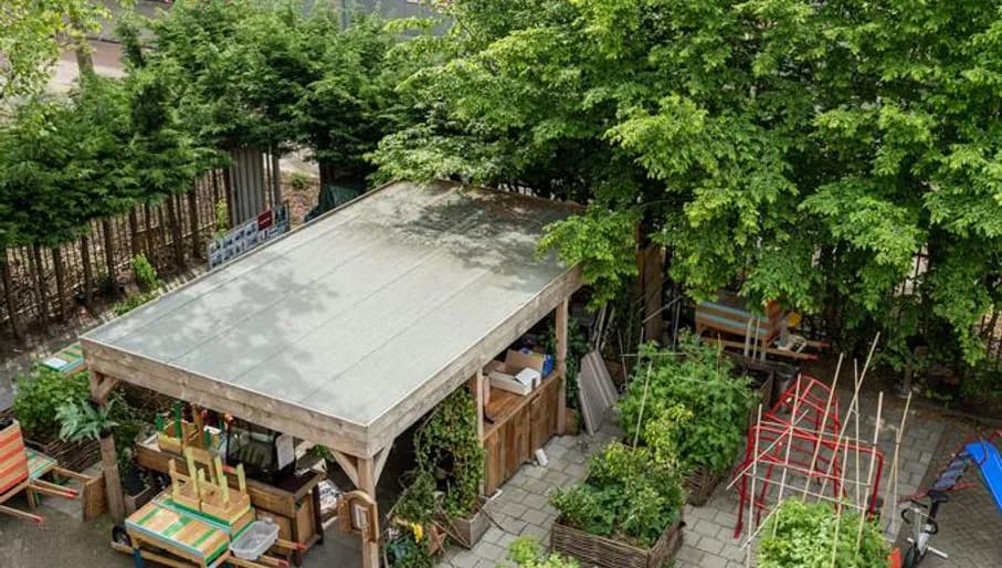 The garden of Kazerne Reigersbos seen from above.