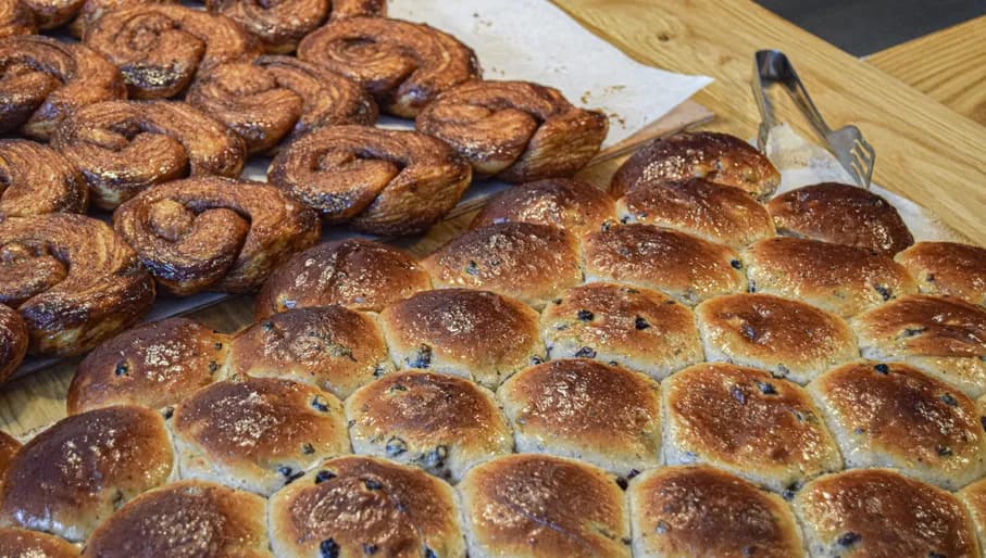 Krentenbollen at bakery