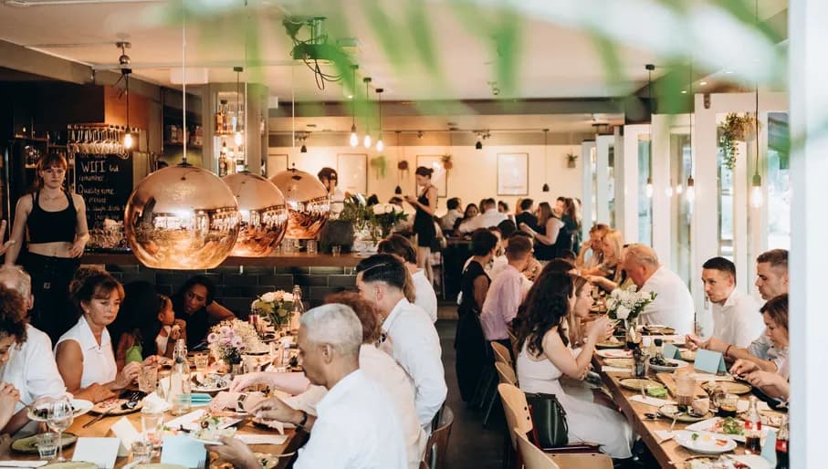 Café Nassau people having dinner