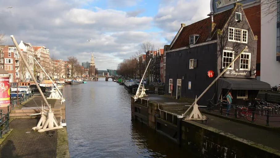 Restaurant de Sluyswacht by the canal