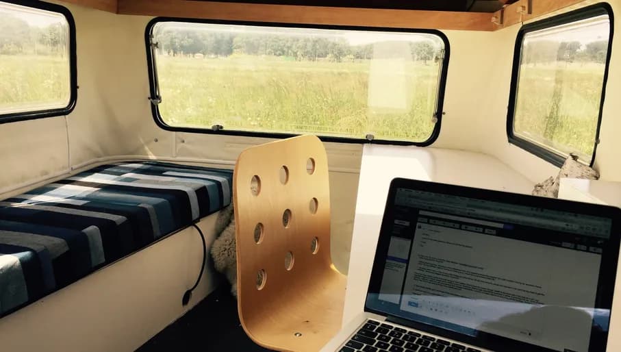 Kantoor Karavaan laptop friendly workspace