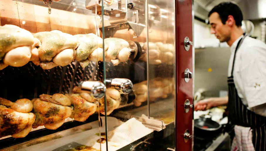 Restaurant Rijsel chef in the kitchen and chicken being prepared