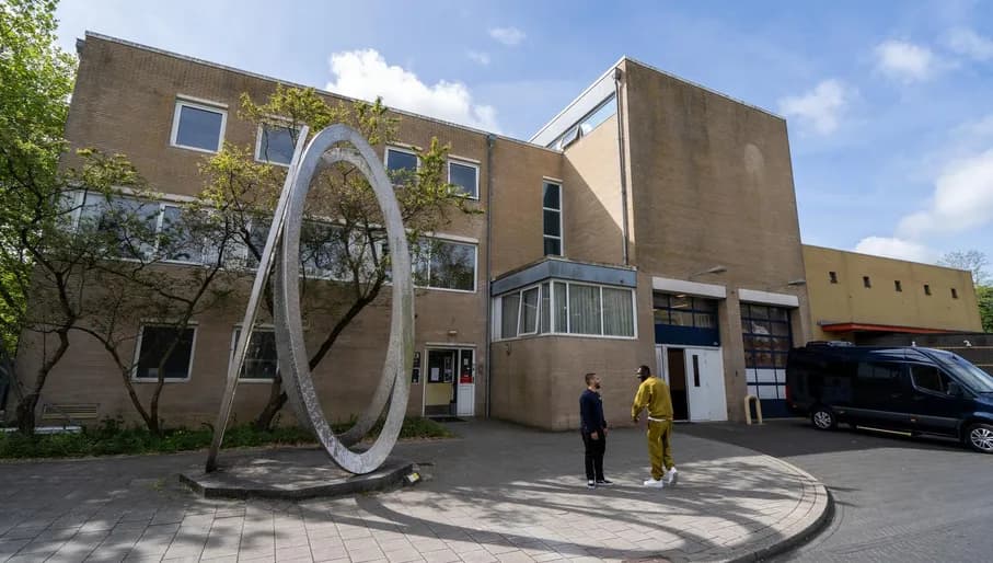 Two men meeting outside at Kazerne Reigersbos