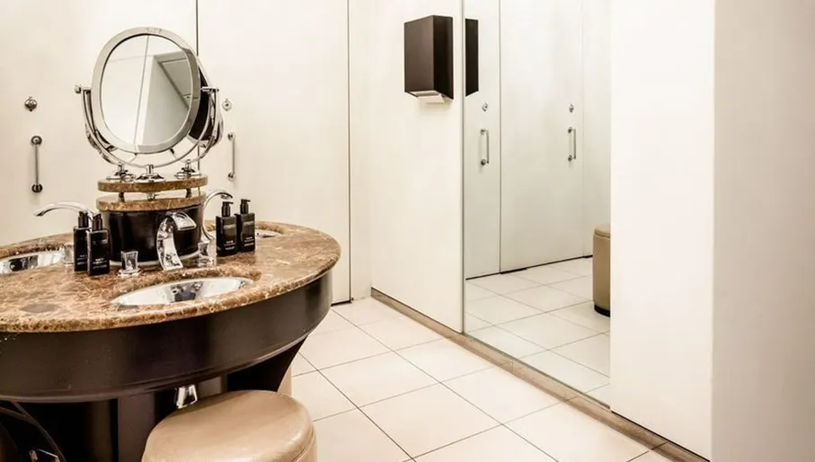 The College Hotel toilet