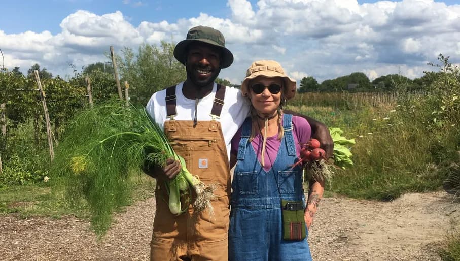 Pluk! Groenten van West people posing with their harvest