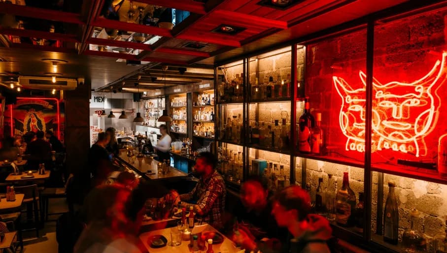 Los Pilones people having dinner