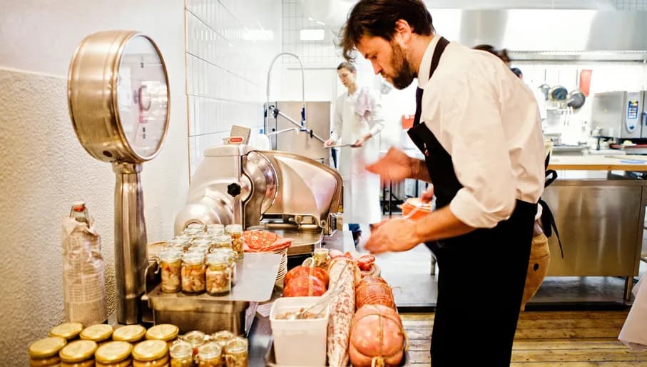Restaurant Rijsel server preparing food