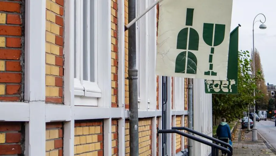 Oostelijk Havengebied, Michelin restaurant Foer, flags with logo