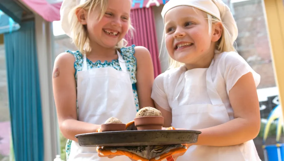 Kinderkookkafe two kids laughing