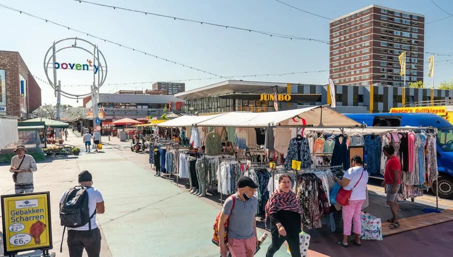 People shopping at the Buikslotermeerplein market