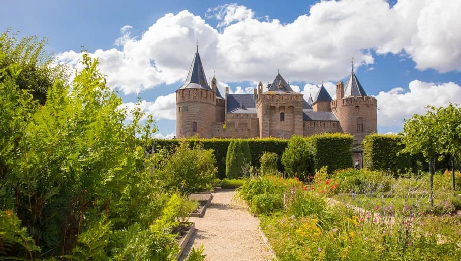 Muiderslot garden by day