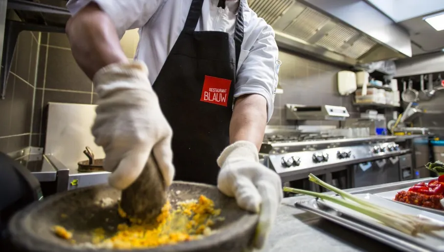 Restaurant Blauw chef at work in the kitchen