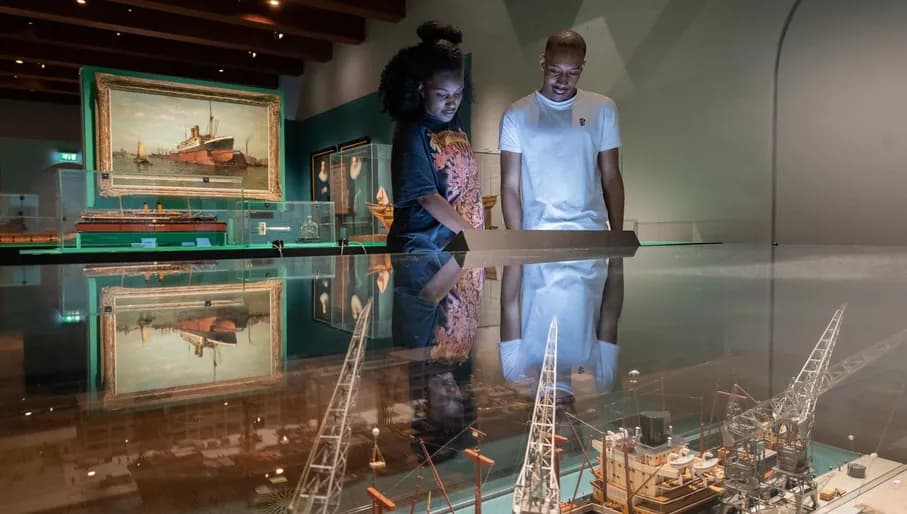 A couple visits Het Scheepvaartmuseum.