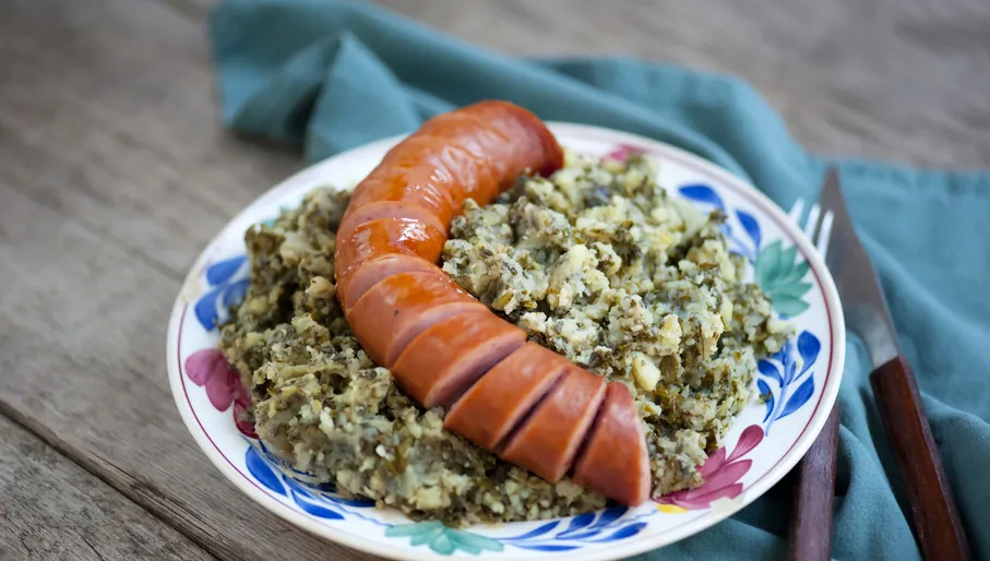 Rustic cuisine with “Boerenkool spamppot” or smoked sausage cabbage, traditional Dutch food. With a typical Dutch plate. stamppot boerenkool .
1291128826
Typically Dutch foods