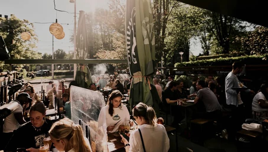 De Biertuin people sitting on the terrace