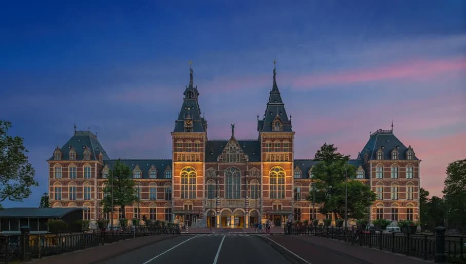 Rijksmuseum exterior at night