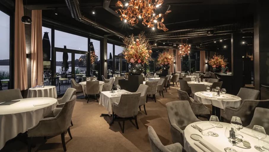 Aan de Poel restaurant interior