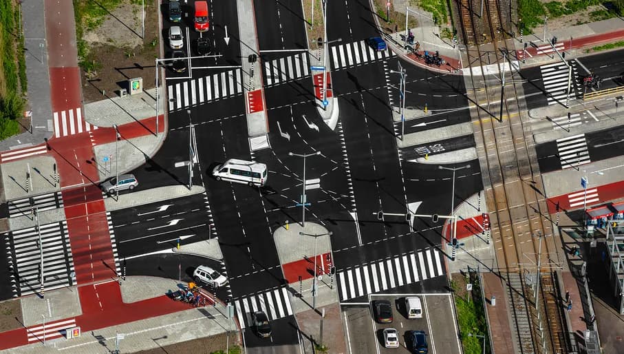 In het voorjaar van 2019 zijn er na verkeersprognoses werkzaamheden uitgevoerd aan het kruispunt De kruising van de Zuiderzeeweg, IJburglaan en de Piet Heintunnel. IJburg en Zeeburgereiland krijgen meer gemotoriseerd verkeer. Om het verkeer op het kruispunt beter te laten doorstromen en buslijn 37 te verbeteren, wordt er gewerkt aan het kruispunt. Door de bus- en tramhaltes dichter bij elkaar te brengen zijn busreizigers sneller bij de tram. Ook komt er meer ruimte voor fietsers en er wordt een filevoorkomsysteem geinstalleerd. Foto John Gundlach.