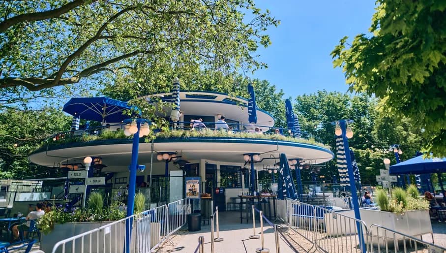 'T Blauwe Theehuis exterior and terrace