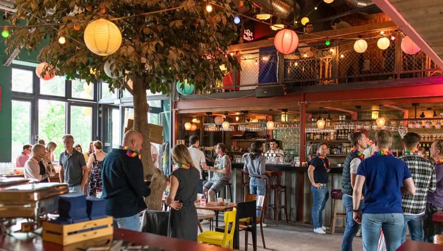Mooie Boules people at the bar
