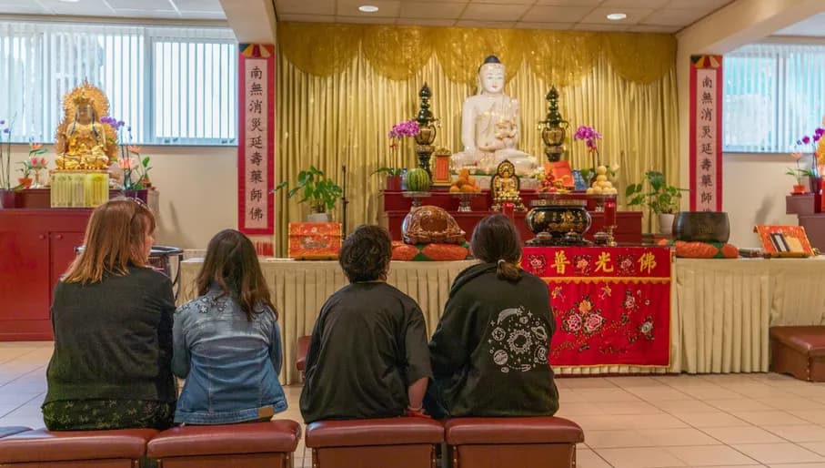 Women attending a ritual in honour of the birthday of Buddha in the He Hua Buddhist Temple on the Zeedijk in Nieuwmarkt