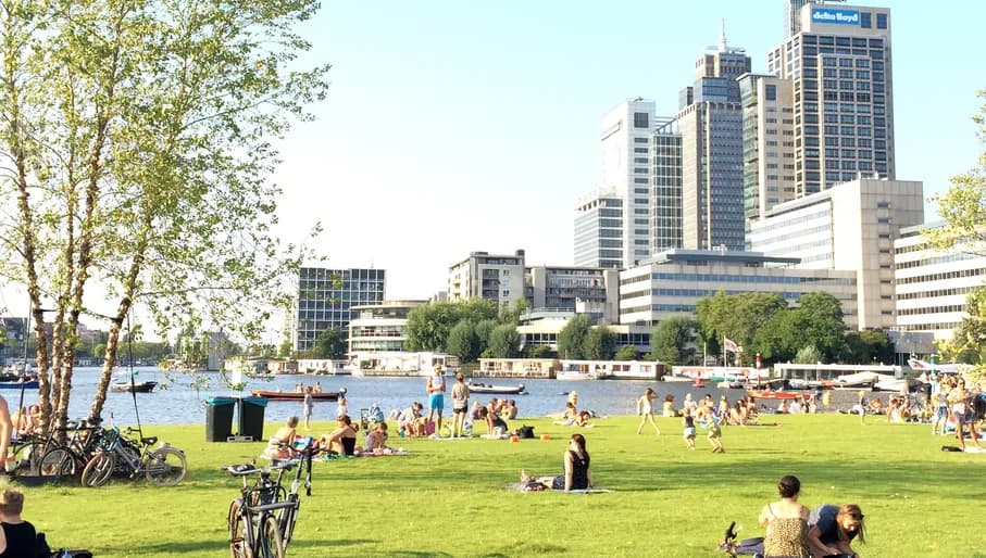 Omval, as seen from the Korte Ouderkerkerdijk on the other side of the Amstel