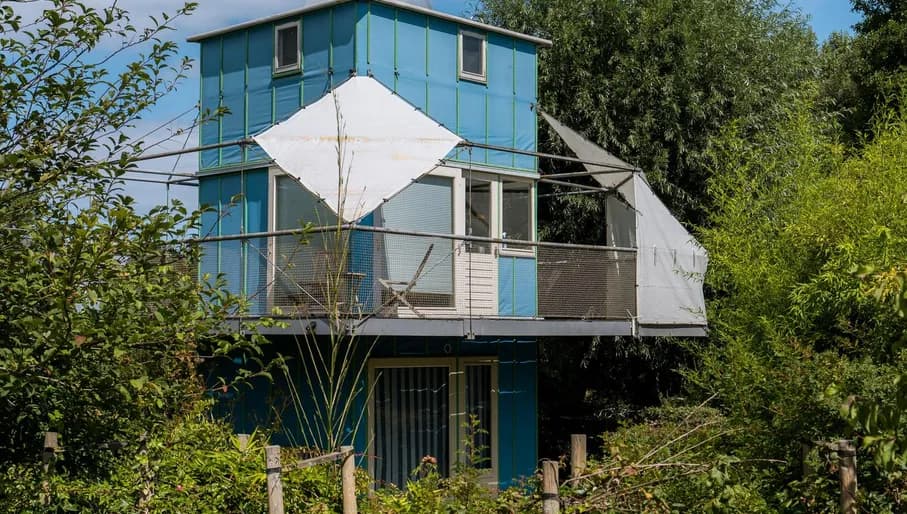 'Zeiltoren' is the name of this experimental price-winning architecture in De Realiteit, Almere.