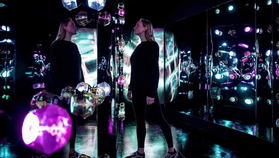 Vrouw in AMAZE Amsterdam.