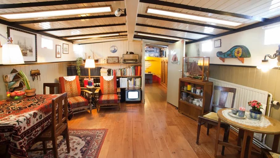 Houseboat Museum interior