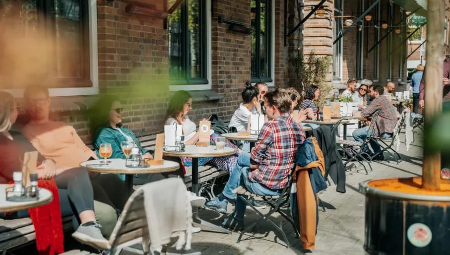 BARTACK restaurant bos en lommer, exterior, people sitting on the terrace on a sunny day