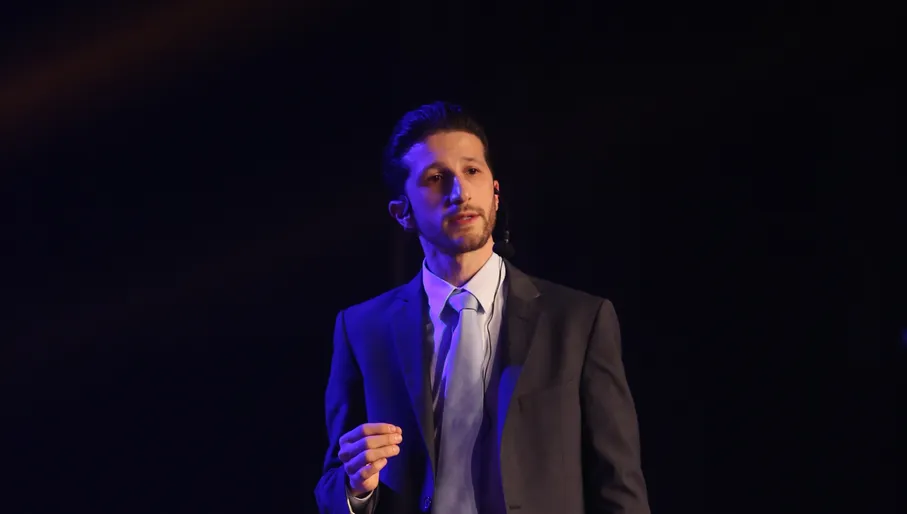 Aly Buydoon, founder of Catalosite, on stage