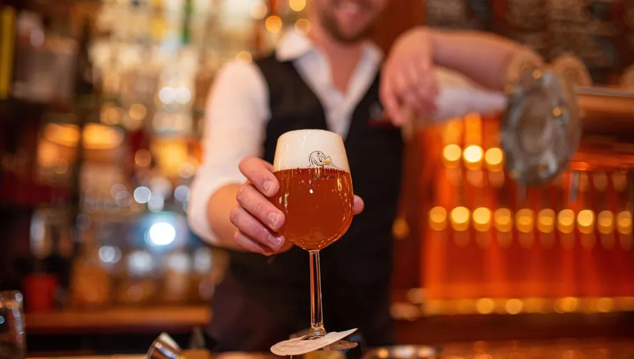 Proeflokaal Arendsnest beer café bartender serving beer.