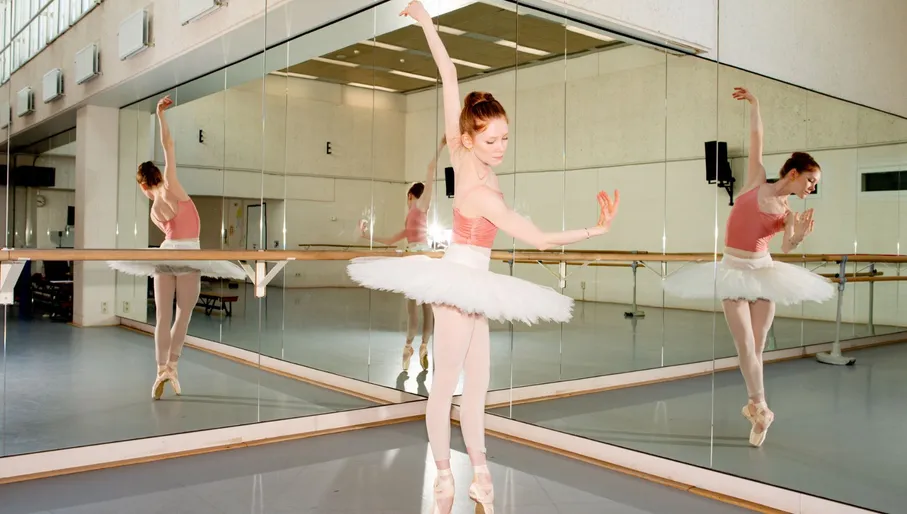 Balletdanseres. Voor de serie Dans voor de ogen van...