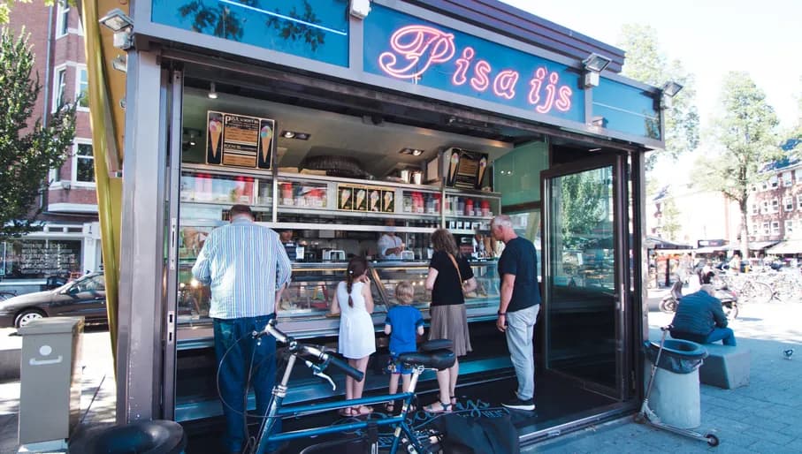 People buying ice cream at Pisa Ijs