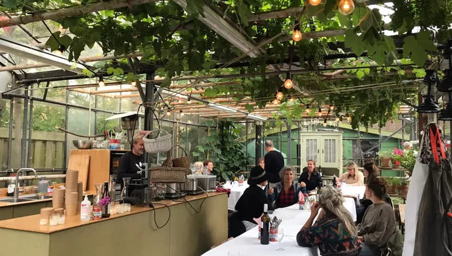 Kas Keerweer people in the cafe