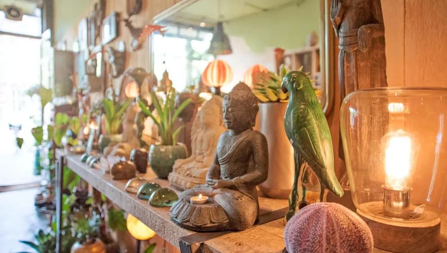 Zuiderziel gift store in Amsterdam Oud-Zuid, statues