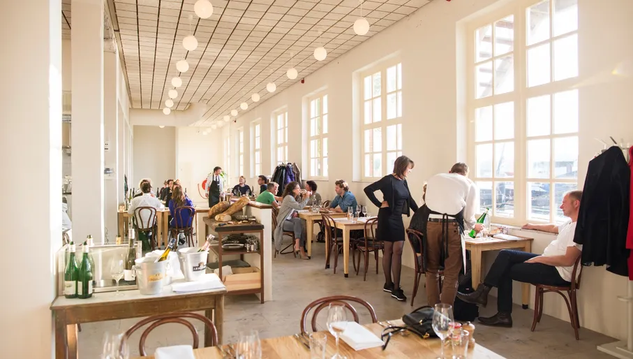 De Scheepskameel people having dinner inside