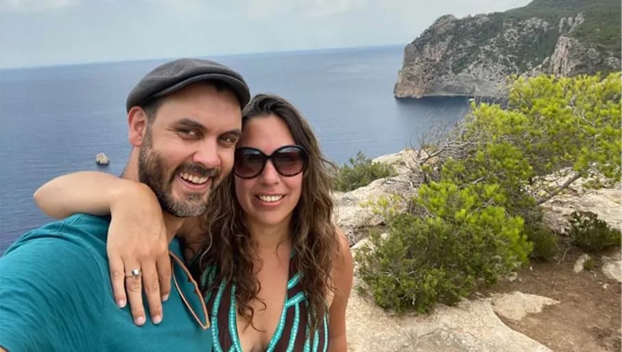 Settly co-founders Marieke van Iperen and Kimo Paula, with coastal cliff in background.