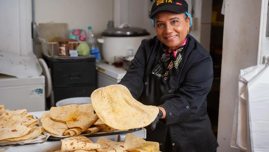 Chef preparing food at Rotishop Gieta